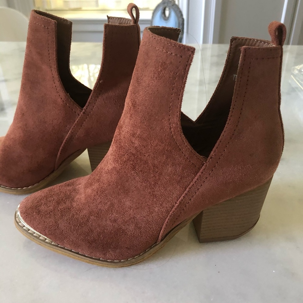 EUC worn once rust vegan suede gold toe booties 6